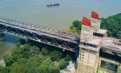 武汉长江大桥桥面被拆除 露出钢架构