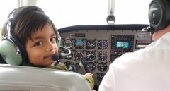 英国一7岁男童掌舵飞机 成最年轻飞行学员