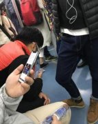 iPhoneX真机惊现国内地铁：羡慕！