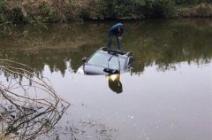 男子开车玩手机冲进水塘 民警及时救助死里逃生